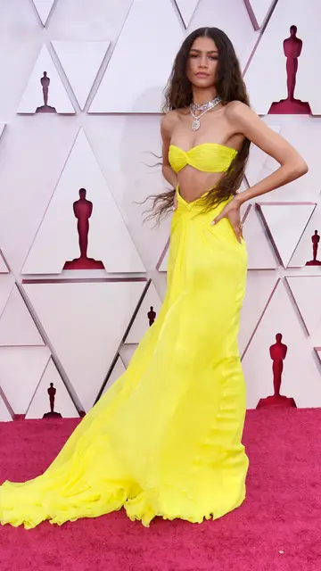 Zendaya se atreve con este diseño amarillo flúor de Valentino y melena suelta al natural Alfombra roja Premios Oscar 2021