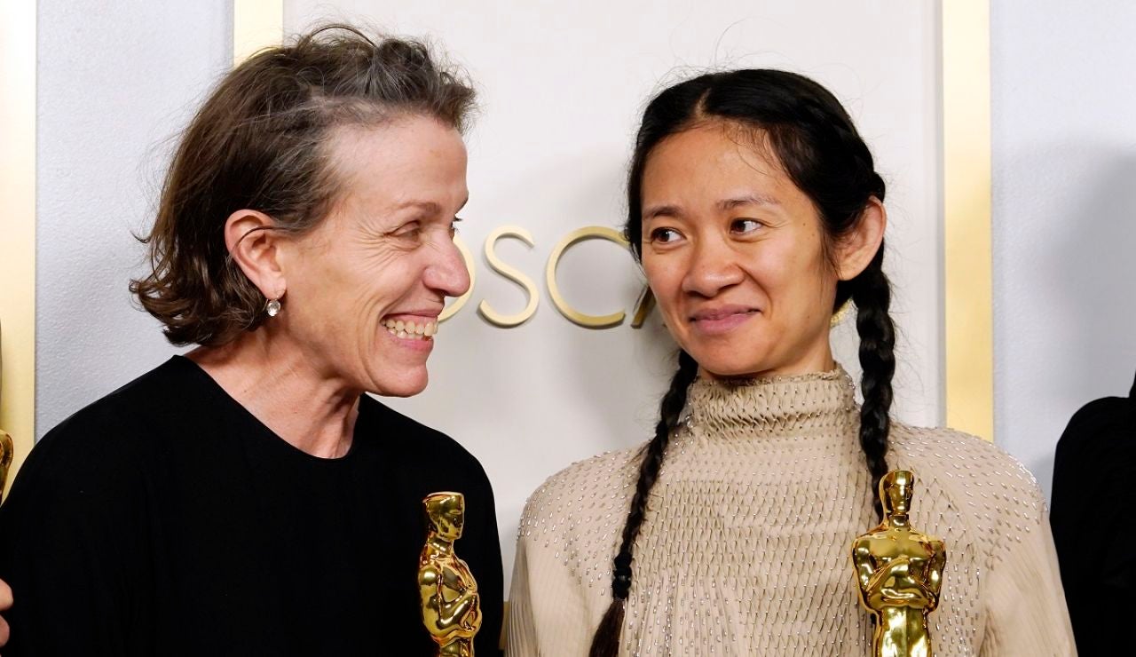 Frances McDormand y Chloé Zhao en los Premios Oscar