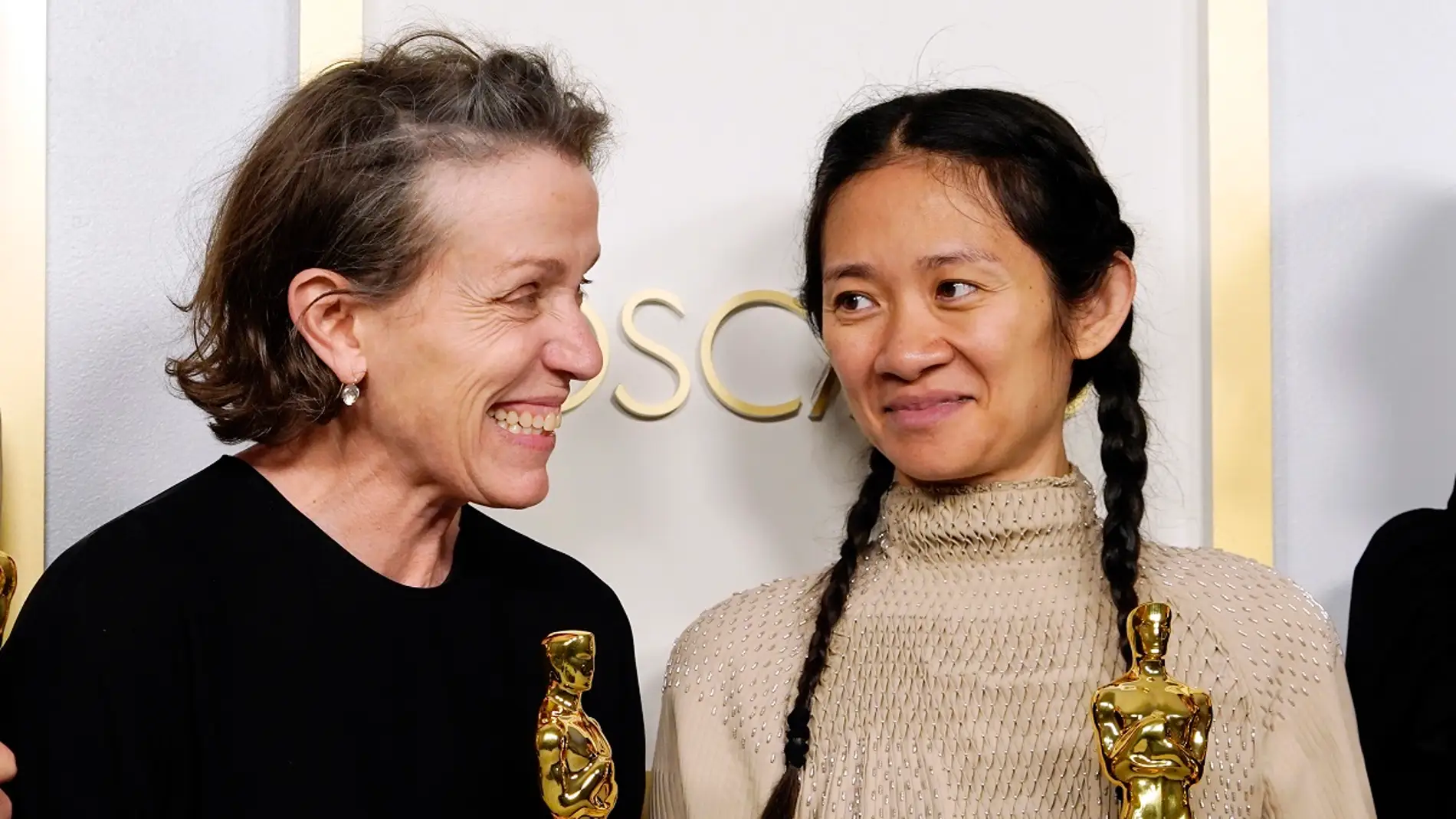 Frances McDormand y Chloé Zhao en los Premios Oscar