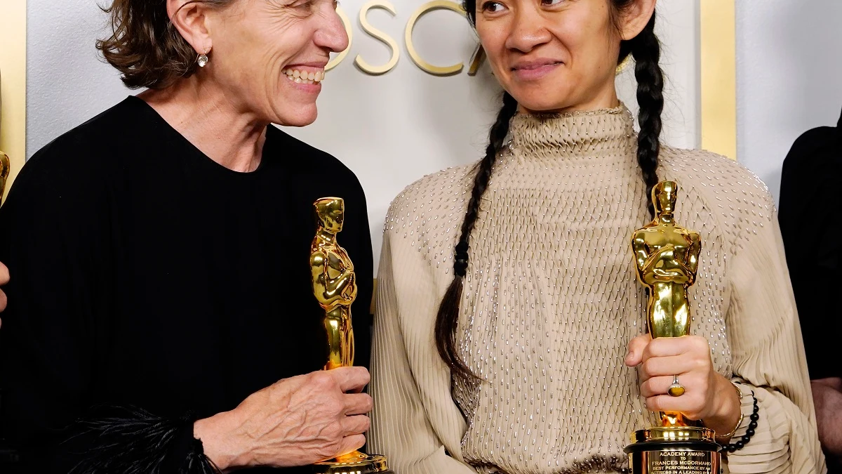 Frances McDormand y Chlo&eacute; Zhao en los Premios Oscar