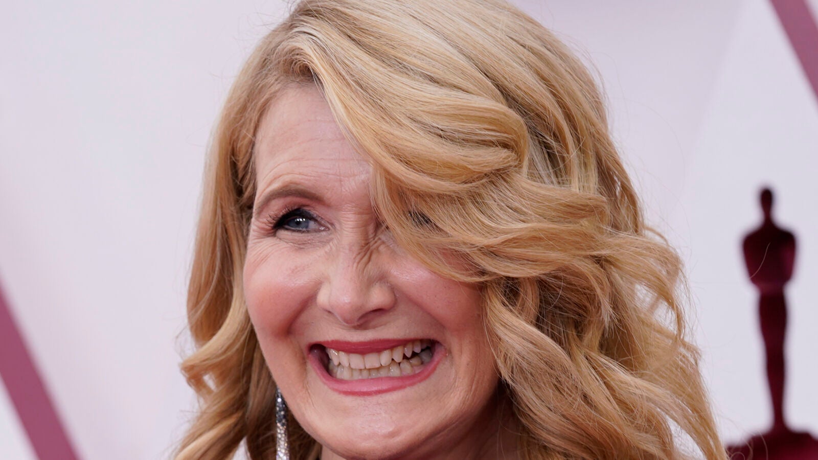 Laura Dern, los memes con su vestido de los Premios Oscar 2021