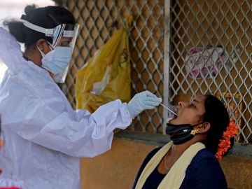 Una mujer se somete a un test en Bangalore para detectar el coronavirus