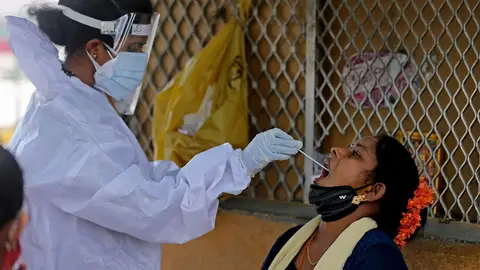 Una mujer se somete a un test en Bangalore para detectar el coronavirus Una mujer se somete a un test en Bangalore para detectar el coronavirus