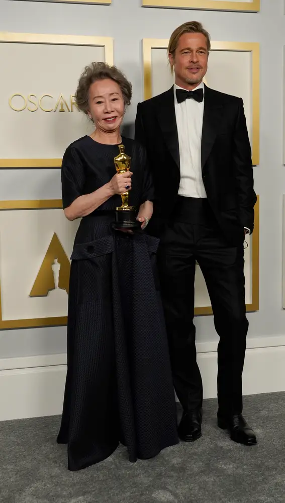 Brad Pitt y Youn Yuh-jung, en los Oscar 2021