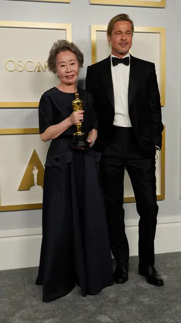 Brad Pitt y Youn Yuh-jung, en los Oscar 2021 Brad Pitt y Youn Yuh-jung, en los Oscar 2021