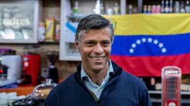 Muestras de apoyo al opositor venezolano Leopoldo López tras cancelarse un acto en la Universidad Complutense