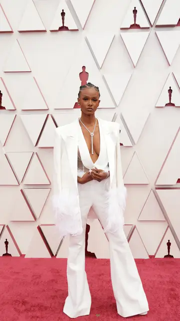 Tiara Thomas, con un traje blanco hecho a medida de Jovana Louis Alfombra roja Premios Oscar 2021