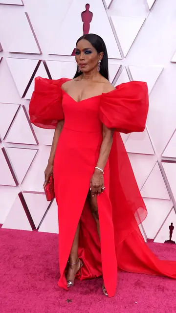 Angela Bassett, con diseño rojo de Alberta Ferretti y joyas de Chopard Alfombra roja Premios Oscar 2021