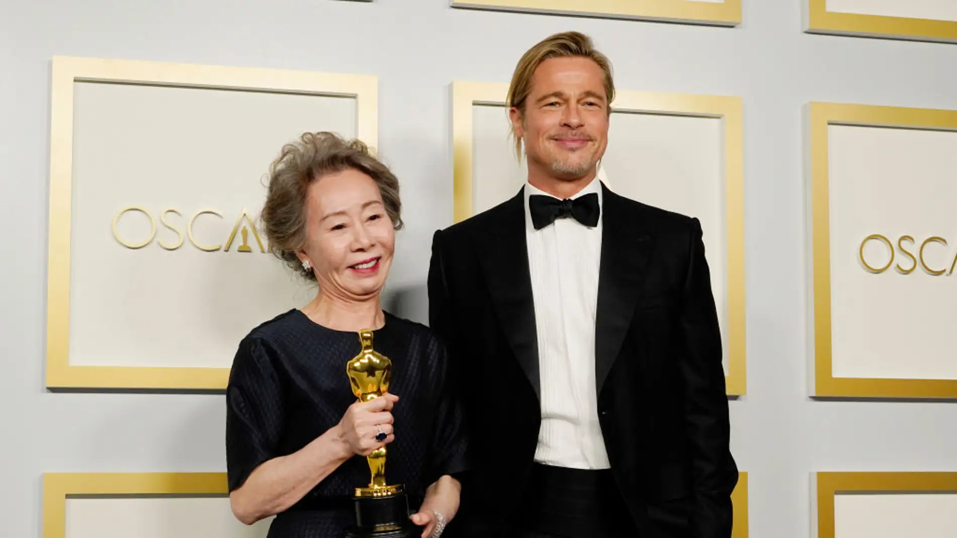 Youn Yuh-jung a Brad Pitt en los Oscar