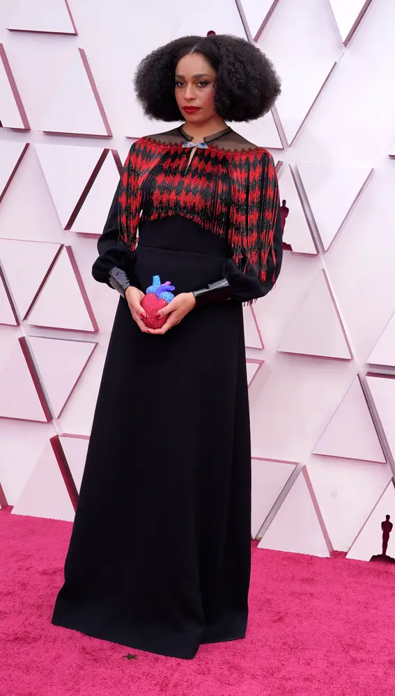 Celeste Waite, nominada a mejor canción, con un vestido de Gucci y un bolso de los más orginal