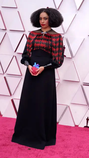 Celeste Waite, nominada a mejor canción, con un vestido de Gucci y un bolso de los más orginal Alfombra roja Premios Oscar 2021