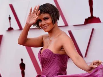 Halle Berry llega a la 93a ceremonia anual de los Premios de la Academia en Union Station en Los Ángeles, California. Halle Berry llega a la 93a ceremonia anual de los Premios de la Academia en Union Station en Los Ángeles, California.