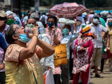 Colas para recibir la vacuna contra el coronavirus en India