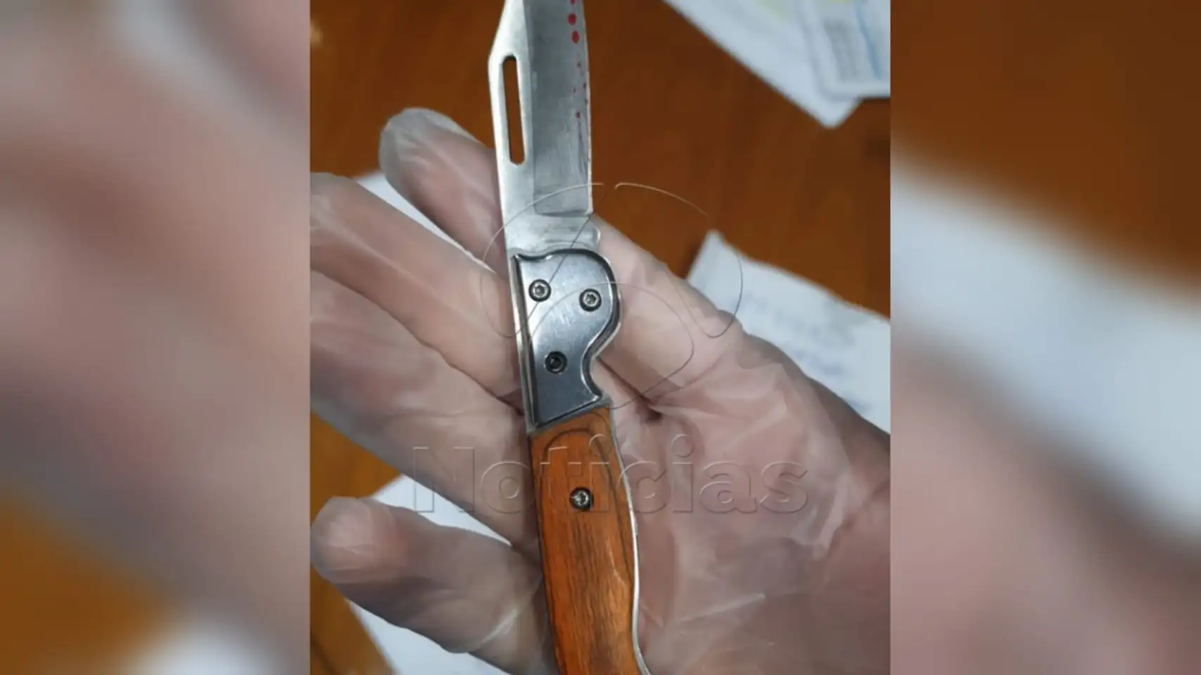 Esta es la navaja ensangrentada que ha recibido como amenaza Reyes Maroto Esta es la navaja ensangrentada que ha recibido como amenaza Reyes Maroto