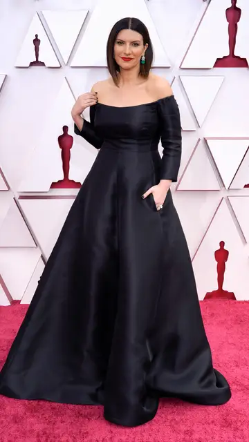 Laura Pausini, vestida de Valentino de las primeras en llegar Alfombra roja Premios Oscar 2021