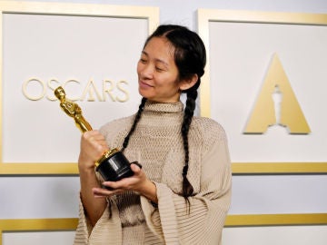 Chloé Zhao con su Oscar a la Mejor Dirección