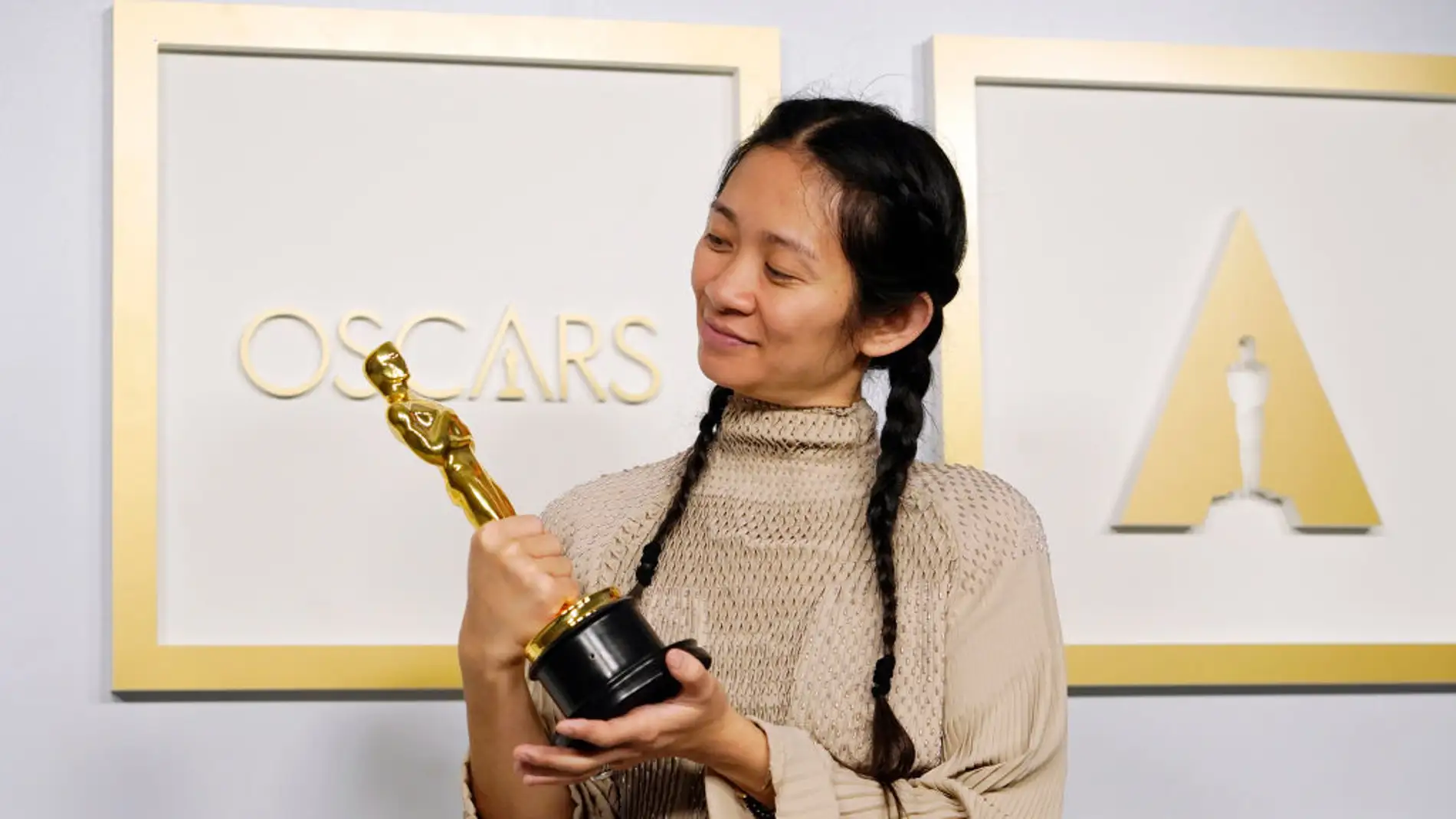 Chloé Zhao con su Oscar a la Mejor Dirección