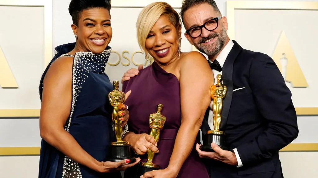 Sergio L&oacute;pez-Rivera junto a Mia Neal y Jamika Wilson