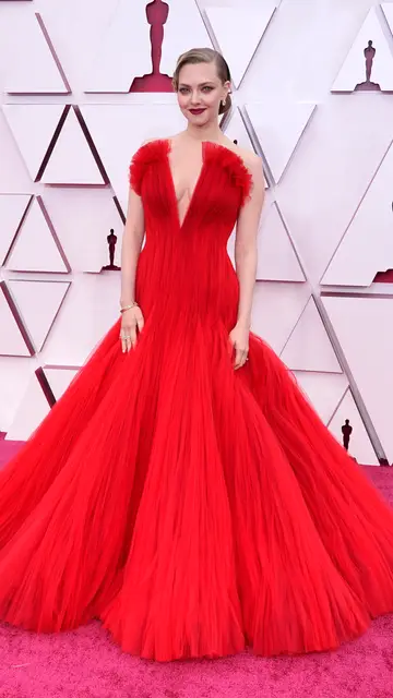 Amanda Seyfried, nominada a mejor actriz por 'Mank' con vestido de tul rojo de Armani Privé Alfombra roja Premios Oscar 2021