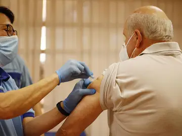 Todos los mayores de 80 años han recibido al menos una dosis de la vacuna mientras reabren los 'vacunódromos' Todos los mayores de 80 años han recibido al menos una dosis de la vacuna mientras reabren los 'vacunódromos'
