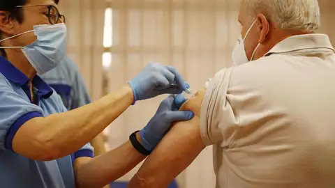 Todos los mayores de 80 años han recibido al menos una dosis de la vacuna mientras reabren los 'vacunódromos' Todos los mayores de 80 años han recibido al menos una dosis de la vacuna mientras reabren los 'vacunódromos'