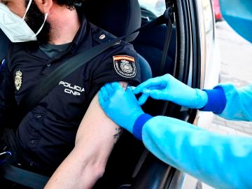 La Justicia da 10 días a la Generalitat para vacunar a la Guardia Civil y Policía Nacional en Cataluña