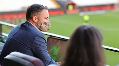 Santiago Abascal y Rocío Monasterio en el palco de Vallecas Santiago Abascal y Rocío Monasterio en el palco de Vallecas