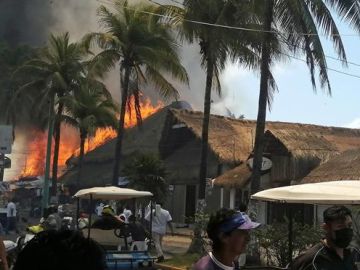 Vista del incendio en Isla Mujeres