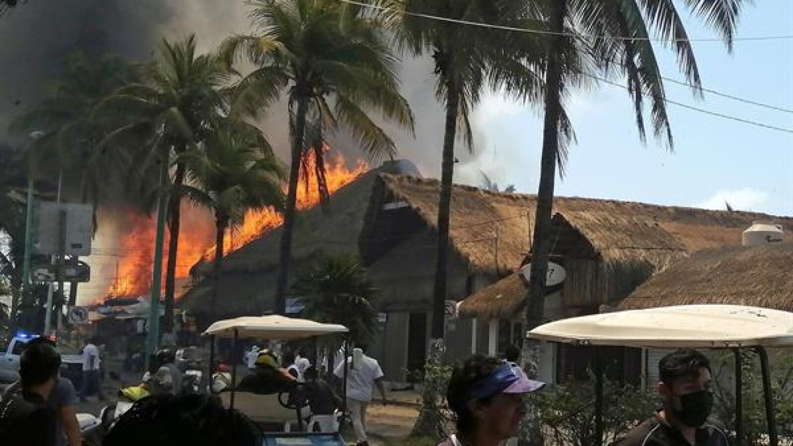 Un incendio de grandes dimensiones devora varios restaurantes en Isla Mujeres (México)