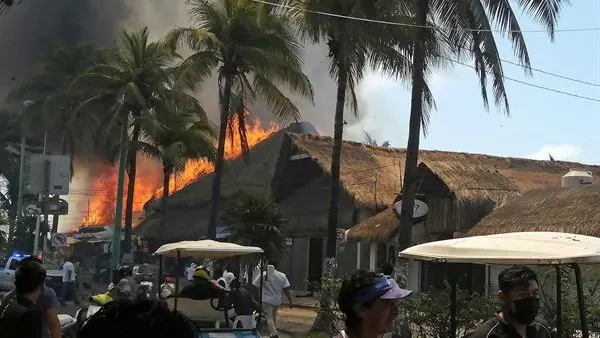 Vista del incendio en Isla Mujeres