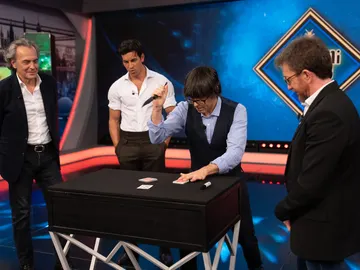 ¡Una magia de riesgo extremo! Mario Casas y José Coronado alucinan con el gran truco de Luis Piedrahita ¡Una magia de riesgo extremo! Mario Casas y José Coronado alucinan con el gran truco de Luis Piedrahita