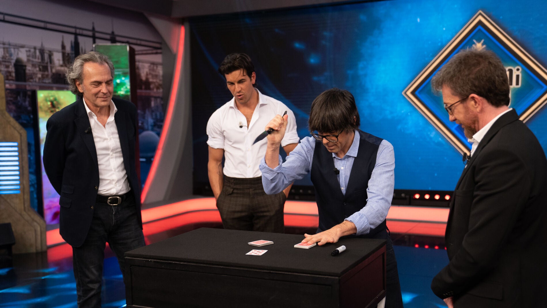 &iexcl;Una magia de riesgo extremo! Mario Casas y Jos&eacute; Coronado alucinan con el gran truco de Luis Piedrahita