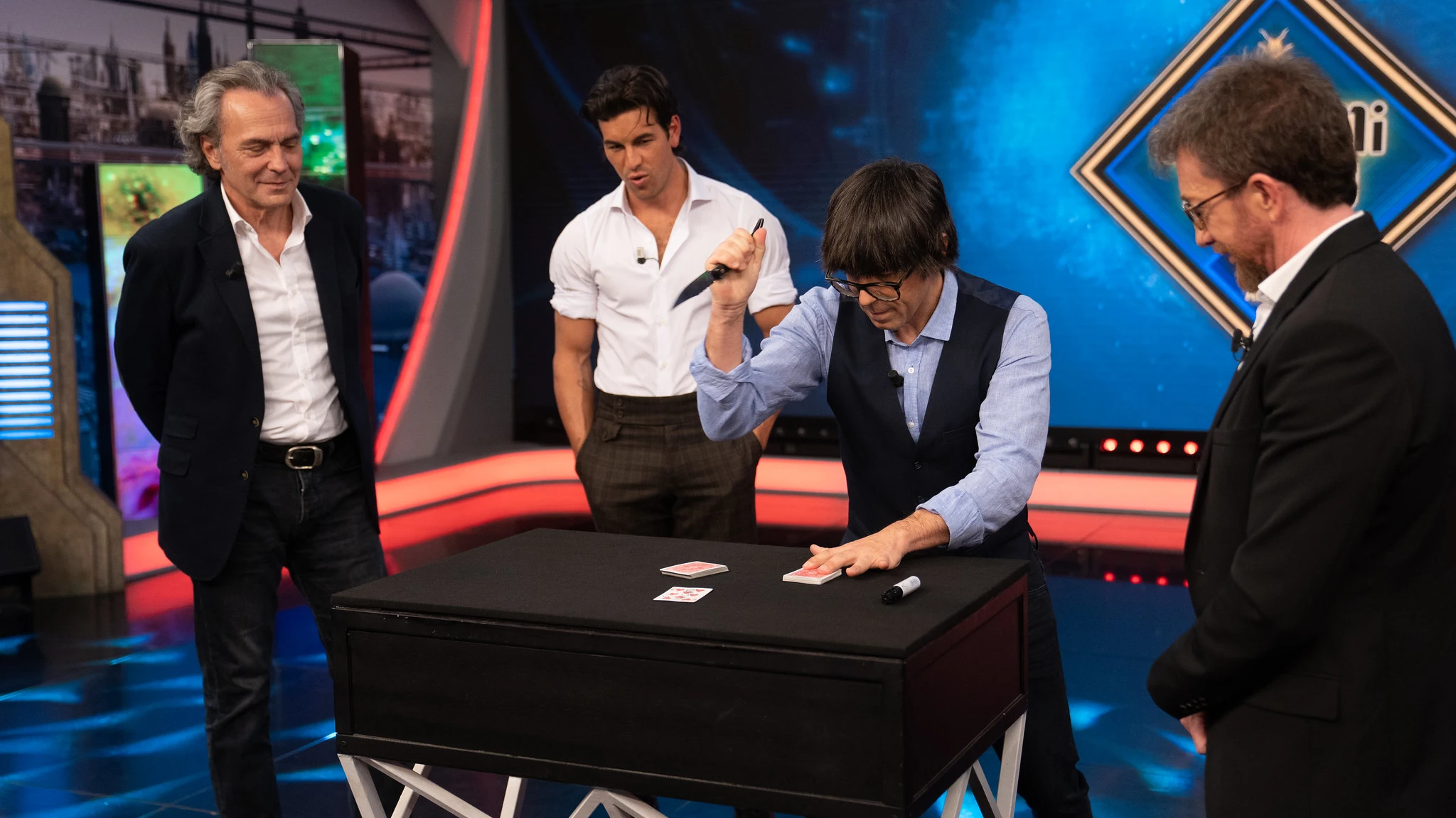 ¡Una magia de riesgo extremo! Mario Casas y José Coronado alucinan con el gran truco de Luis Piedrahita ¡Una magia de riesgo extremo! Mario Casas y José Coronado alucinan con el gran truco de Luis Piedrahita