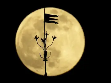 La luna llena "superluna" sobre las torres de la catedral de Santiago de Compostela La luna llena "superluna" sobre las torres de la catedral de Santiago de Compostela