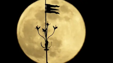 La luna llena "superluna" sobre las torres de la catedral de Santiago de Compostela La luna llena "superluna" sobre las torres de la catedral de Santiago de Compostela