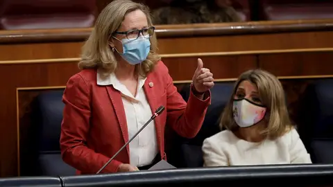La ministra de Asuntos Económicos y Transformación Digital, Nadia Calviño (i), responde a una de las preguntas de la oposición en presencia de la vicepresidenta tercera y ministra de Trabajo, Yolanda Díaz La ministra de Asuntos Económicos y Transformación Digital, Nadia Calviño (i), responde a una de las preguntas de la oposición en presencia de la vicepresidenta tercera y ministra de Trabajo, Yolanda Díaz