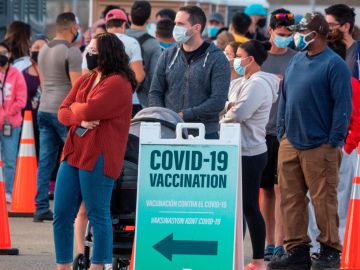 Colas en un centro de vacunación en Miami