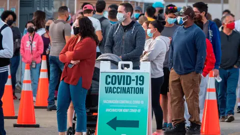 Colas en un centro de vacunación en Miami Vacuna coronavirus