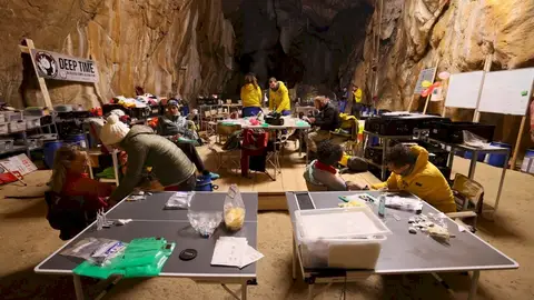 Deep Time, el experimento en el que 15 personas han pasado 40 días aislados en una cueva de Francia Deep Time, el experimento en el que 15 personas han pasado 40 días aislados en una cueva de Francia