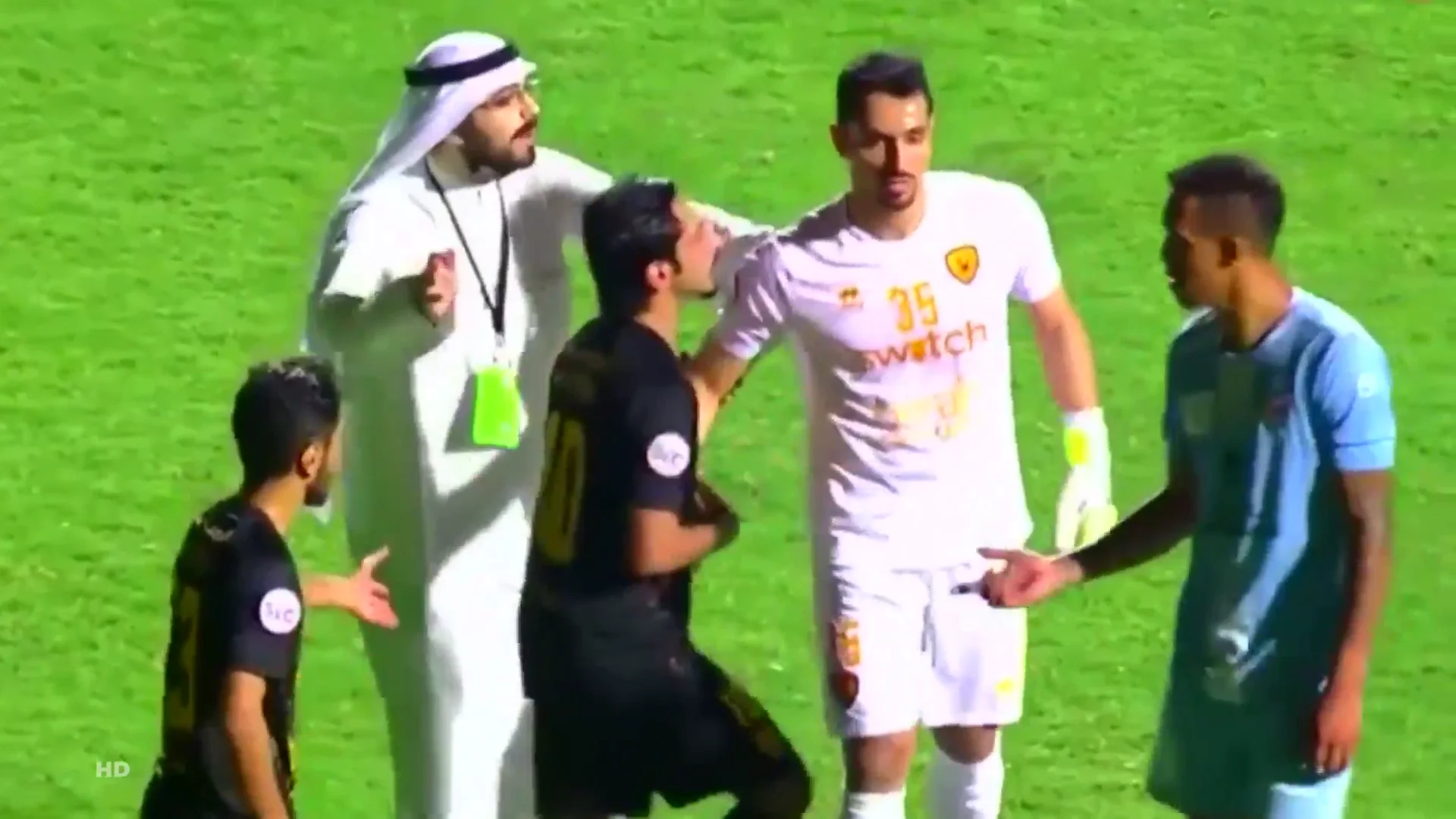 Un jeque baja al campo en pleno partido y retira a su equipo tras un penalti en contra Un jeque baja al campo en pleno partido y retira a su equipo tras un penalti en contra