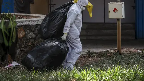 n trabajador sanitario traslada desperdicios médicos en un centro de cuarentena para enfermos de covid este lunes en Bombay n trabajador sanitario traslada desperdicios médicos en un centro de cuarentena para enfermos de covid este lunes en Bombay