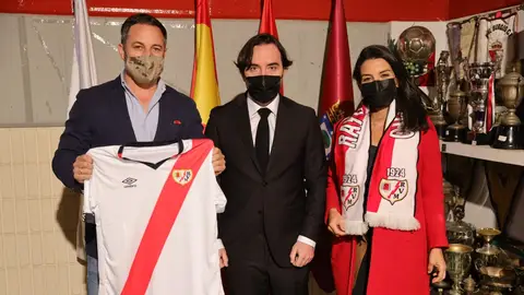 Santiago Abascal agradece al Rayo la invitación: "Vallecas no merece ser conocida por un puñado de energúmenos" Santiago Abascal agradece al Rayo la invitación: "Vallecas no merece ser conocida por un puñado de energúmenos"