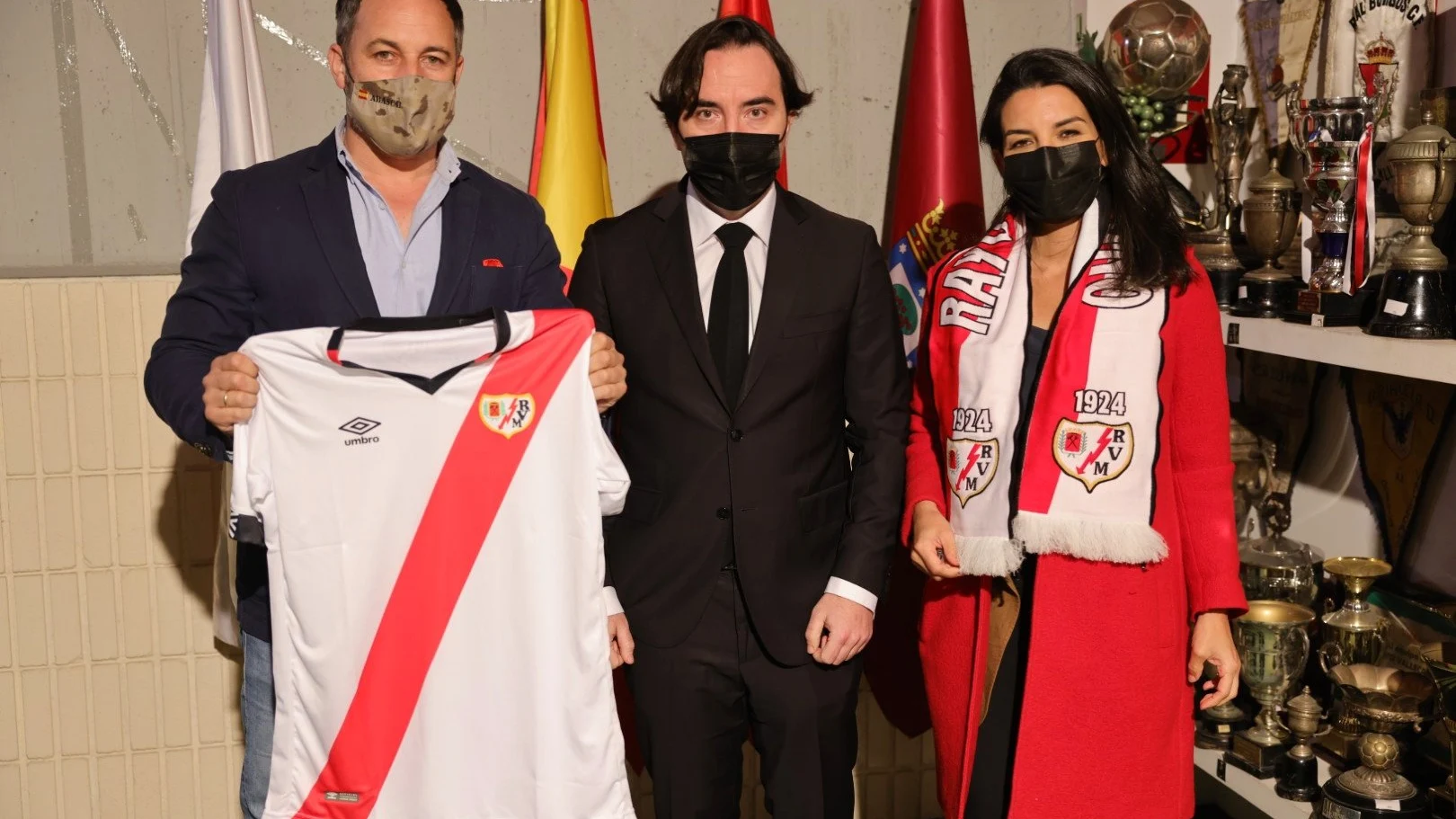 Santiago Abascal agradece al Rayo la invitación: "Vallecas no merece ser conocida por un puñado de energúmenos" Santiago Abascal agradece al Rayo la invitación: "Vallecas no merece ser conocida por un puñado de energúmenos"