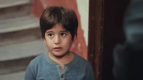 Doruk en 'Mujer' Doruk desenmascara a Sirin al confesar a Bahar cómo está manipulando a Nisan