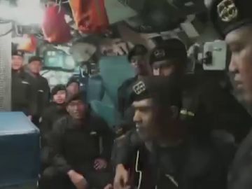 Cantando, así ha sido la despedida de los marineros del submarino hundido en Indonesia
