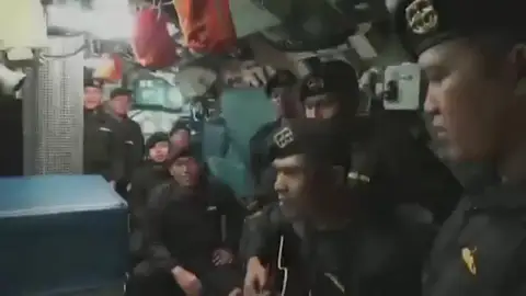 Cantando, así ha sido la despedida de los marineros del submarino hundido en Indonesia Cantando, así ha sido la despedida de los marineros del submarino hundido en Indonesia