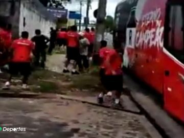 Futbolistas y ultras del River Atlético brasileño se enfrentan a pedradas