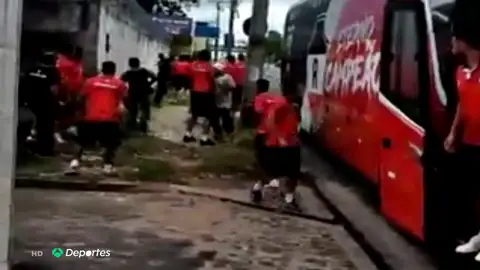 Futbolistas y ultras del River Atlético brasileño se enfrentan a pedradas Futbolistas y ultras del River Atlético brasileño se enfrentan a pedradas