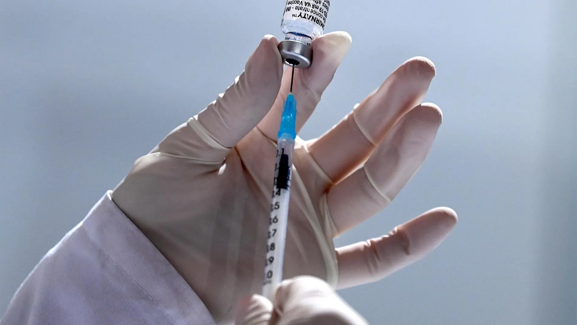 Una dosis de la vacuna contra el coronavirus reduce a casi la mitad la transmisión