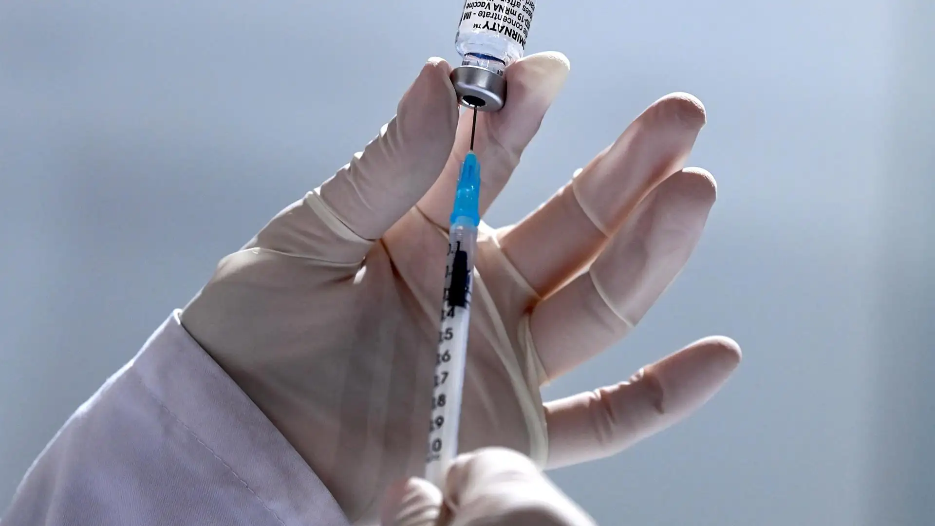 Una dosis de la vacuna contra el coronavirus reduce a casi la mitad la transmisión Una dosis de la vacuna contra el coronavirus reduce a casi la mitad la transmisión